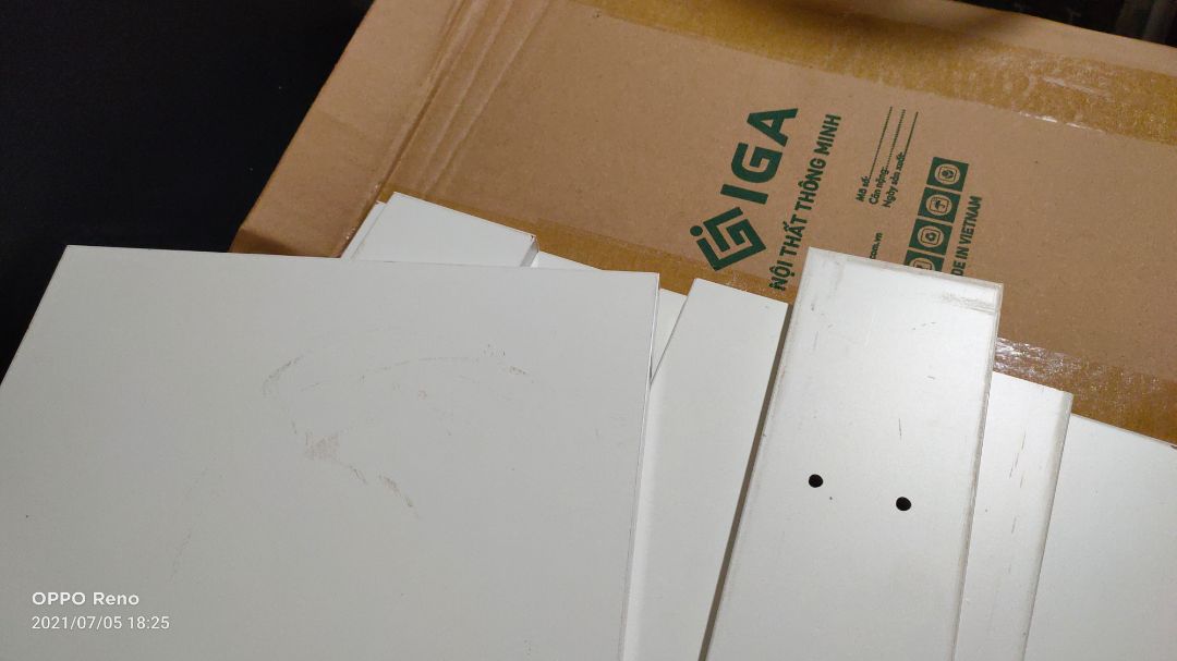 để màu sắc vân gỗ nhưng lại giao màu trắng, thất vọng quá. nếu có 2màu, sao không để người mua lựa chọn,mà lại là sự tùy chọn của cửa hàng!!! sản phẩm lại bị dơ thế này!