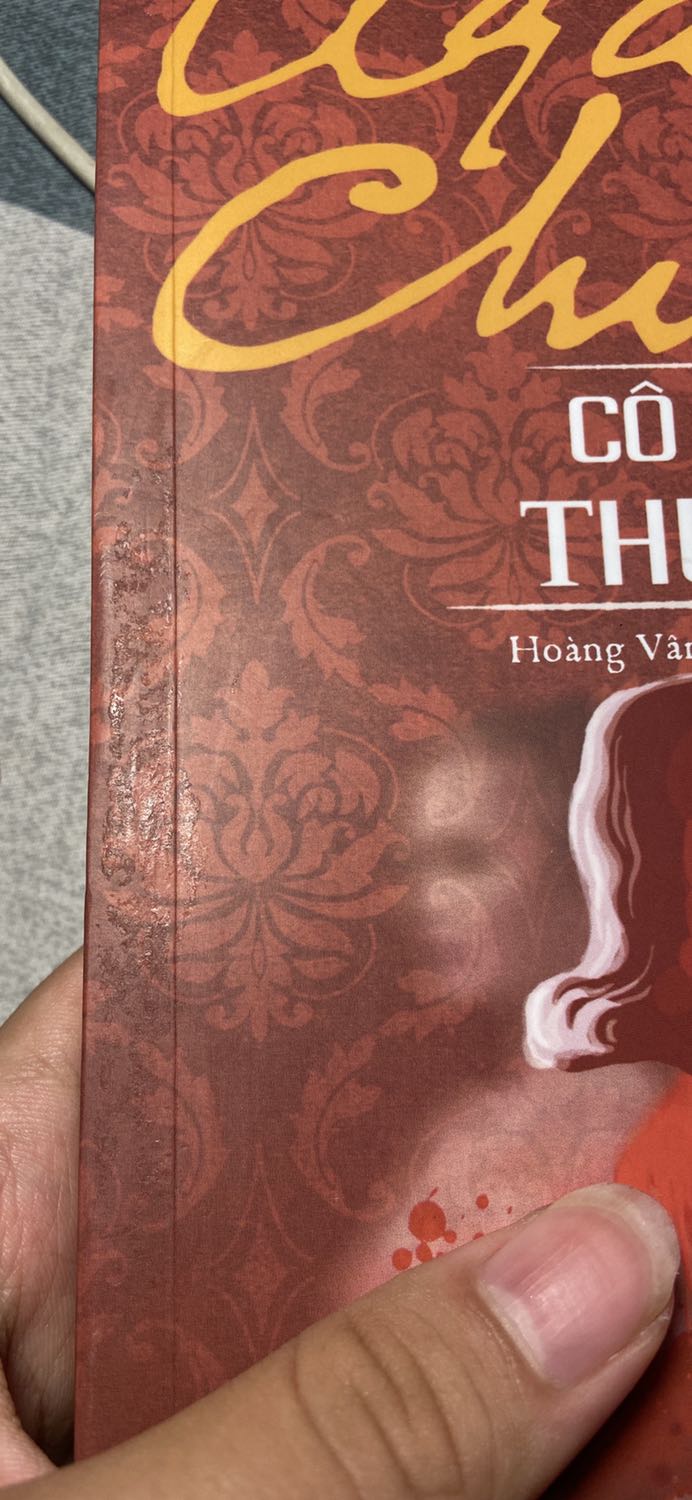 Sách vẫn được bọc seal   với cả bao nilon bên ngoài nhưng lúc mở ra lại thấy có cái gì trắng trắng dính bên ngoài như keo ấy , mik cạy ra đc nhưng vẫn còn dính một ít , có mấy đoạn bị sai chính tả nữa ( trang 42 ) . Về nội dung thì khá cuốn , plot twist ở cuối hơi khó hiểu 1 tí , nói chung là ổn