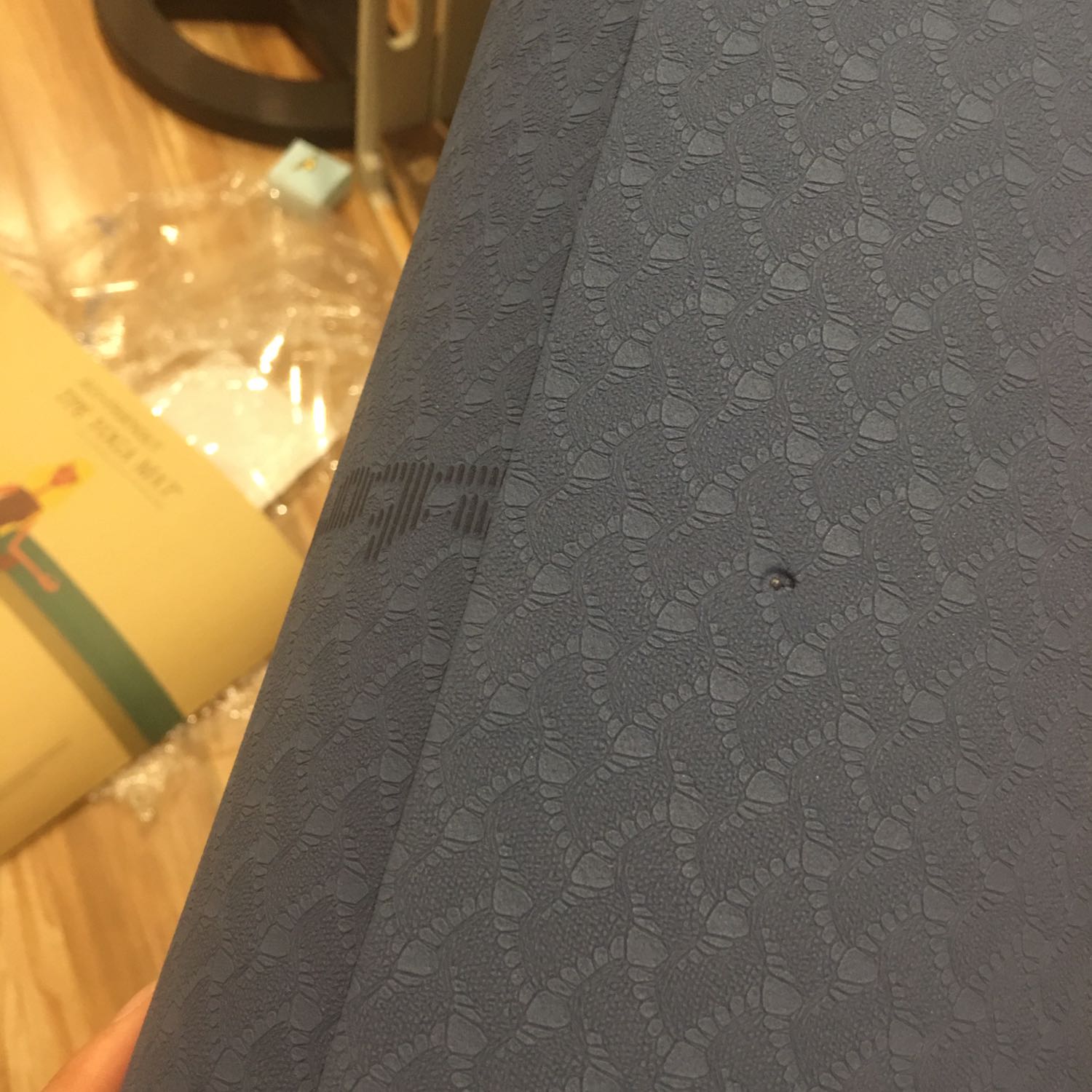 Hàng nhận về bị lỗi lõm 1 lỗ ở chính giữa đoạn đầu thảm. Mình đặt loại 6mm, nhưng thảm chỉ được tối đa 5mm. Mặc dù in sắc nét trông cũng ổn, đàn hồi tốt, êm, bám dính ổn, có đủ túi và dây, giao hàng nhanh. Nhưng 1 là bị lỗi do shop k kiểm tra hàng kỹ trước khi giao, 2 là độ dày chưa đc chuẩn lắm. Liên hệ *** shop để đổi mà chưa đc rep. Nếu đổi đc thì còn đc, k thì sẽ k hài lòng.