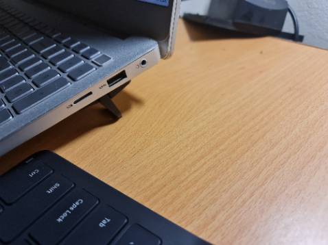 okay ổn, đã dùng 1 thời gian, dính chắc chắn, tiện dụng, thoáng cho lap, bền đẹp.