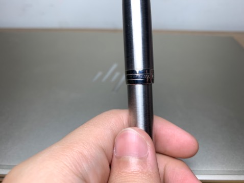 Đây là lần đầu tiên mình được trải nghiệm cây bút parker Sonnet X-ST Steel CT. Đầu tiên là về vẻ bề ngoài mình rất thích những cây bút có thiết kế đơn giản ít hoạ tiết nhưng được chạm khắc và lắp rất tinh xảo và tỉ mỉ, các chi tiết đánh bóng sáng rất đều và đẹp. Thứ hai là cảm giác cầm bút rất đầm, chắc chắn, viết rất êm và phê. Ngoài ra thì khi nhận hàng mình thấy sản phẩm được gửi kèm hộp và túi rất đầy đủ. Nói chung là cây bút này quá tuyệt vời để nâng cao trải nghiệm viết của các bạn.