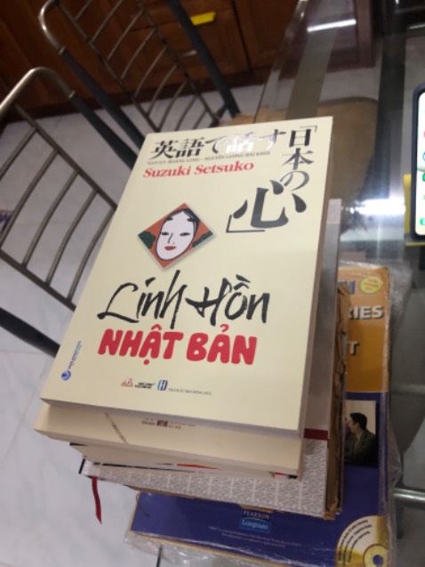 Nhà sáh khá cẩn thận , bao bọc cẩn thận . Nên tôi chấm 5* cho nhà sách . 
Còn lại sách mới , đẹp , giá rẻ 
Cám ơn shop đã bảo quản kỹ những cuốn sách để tới tay người dùng nó vẫn còn mới . 
10 điểm thanh lịch 
Sẽ còn quay lại ủng hộ shop