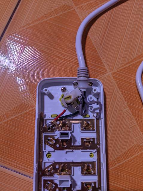 Ổ cắm điện bị hư, có mùi khét ngay từ lần thứ 2 sử dụng. Khó cắm vào, khó rút ra. Thực sự rất tệ!