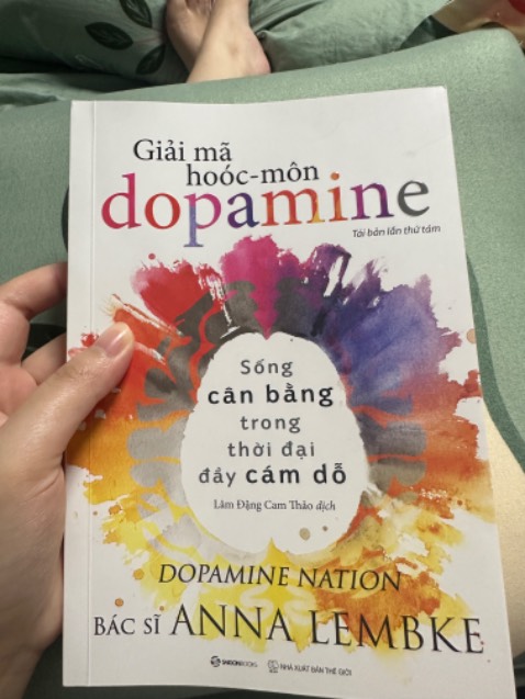 Lúc đầu mình nghe tựa sách thì mình đoán nó nghiên về các cơn nghiện đời thường như hiện nay như nghiện điện thoại, nghiện ăn, nghiện mxh kiểu vậy, và mình cũng đang muốn tìm hiểu về nhưng cái đó hơn. Nhưng tác giả tập trung vô những cái nghiện nặng hơn như nghiện rượu, tình dục và đặc biệt là mai thuý (chắc cái này phổ biến ở bên Mỹ chăng?). Và giải pháp thì đưa ra không nhiều chủ yếu là thông qua các câu chuyện để tự đúc kết ra thôi và tất nhiên là mỗi case đều có cách giải quyết khá là khác nhau nên nó hơi mơ hồ và không xác định được. Tuy nhiên cũng thêm rất nhiều kiến thức mới 👍 nhưng suy cho cùng nó không giống với mục đích ban đầu mà mình mua sách nên vote 4 ⭐️ thôi.