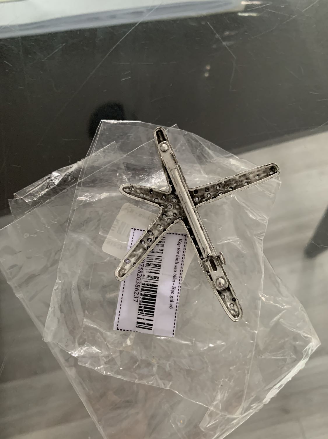 Shop ơi kẹp xinh mà rơi mất miếng nẹp ở giữa nên không dùng được. Mong Tiki hỗ trợ báo shop nhé. Thanks