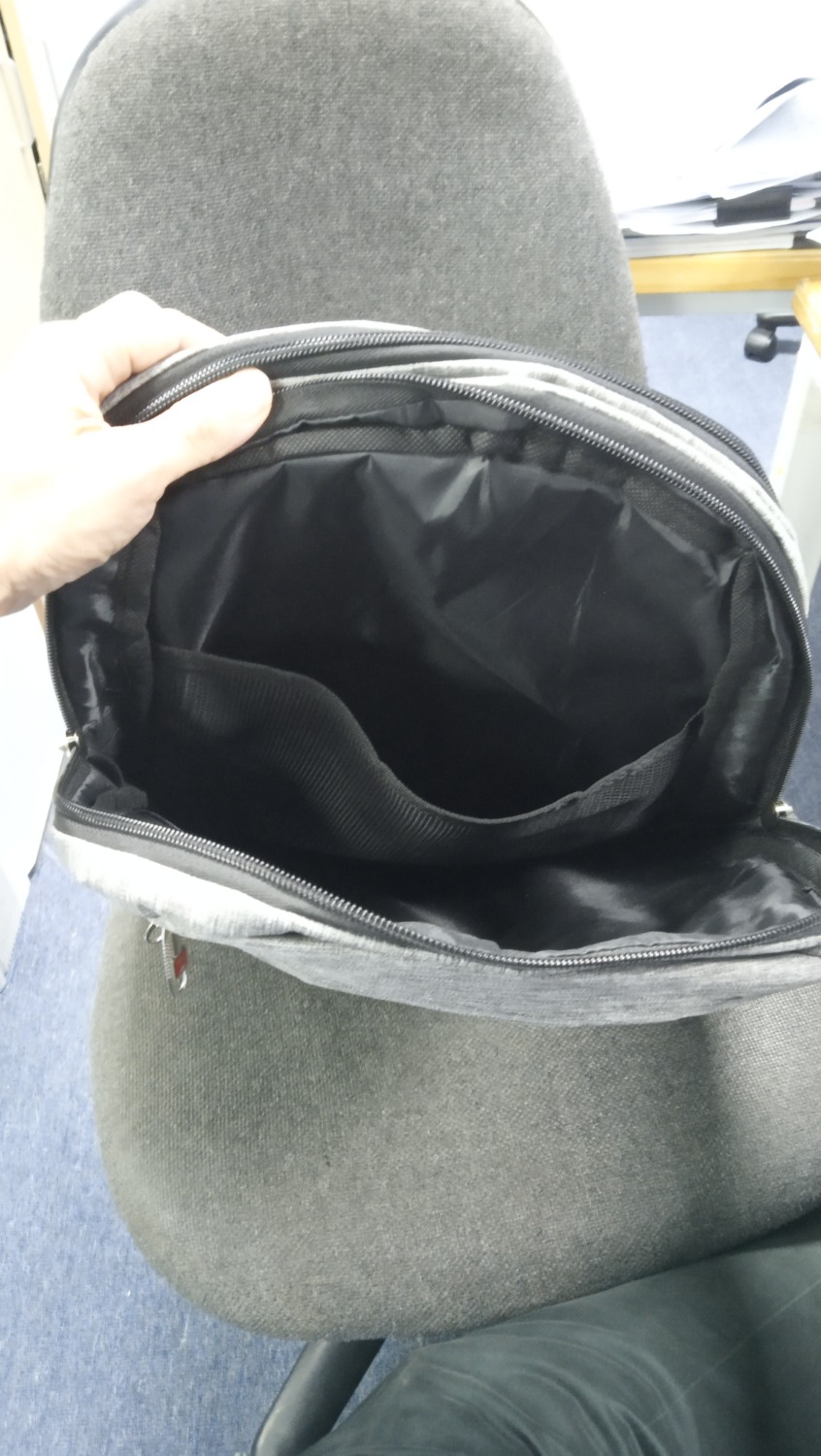 Mình hài lòng về sản phẩm này, mẫu mã bắt mắt, để được laptop 15 inch, có hai ngăn, nhưng không có túi nhỏ ở hai bên để đựng bình nước.
Còn chất lượng thì phải dùng  một thời gian mới rõ.