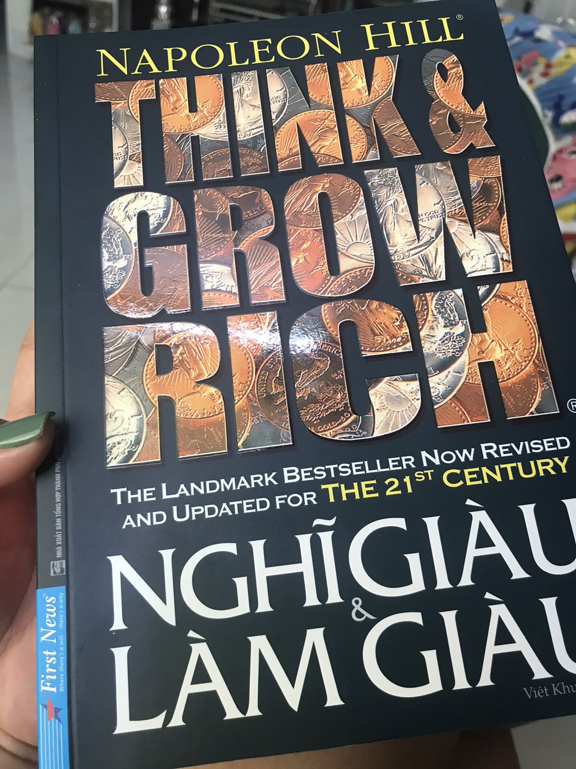 Bìa cực kỳ đẹp. Nhưng giấy thường . So với bìa thì giấy này chưa thực sự phù hợp. Làm mất giá trị của cuốn sách hẳn. Để 450 trang nhưng thực tế sách chỉ có 399 trang. Vì là giấy thường nên cầm cuốn sách rất gọn nhẹ. mua hàng tiki nhiều và ưng cực kỳ. Đây là lần đầu gặp phải trường hợp này. Cảm ơn Tiki