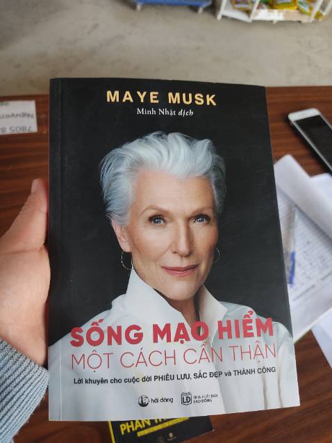 Một cuốn sách khá là thú vị về người phụ nữ tài giỏi, sống 1 đời đẹp đẽ nhất. Khi đọc cuốn tự truyện này cỷa bà, chúng ta không còn muốn càu nhàu về những thứ bản thân cho là thiếu thốn, khó khăn nữa. Tất cả là sự tận tâm và nỗ lực. 

Chưa đọc hết nhưng chắc chắn mình sẽ nhận được nhiều điều thú vị từ bà ❤️

Biết ơn nhà xuất bản, biết ơn Tiki.