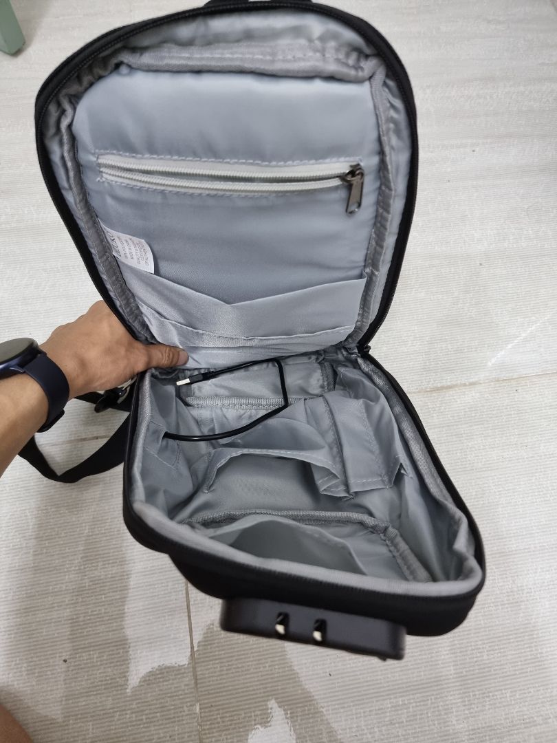 Chất liệu tốt, đeo khá là thời trang.
Có nhiều ngăn tiện lợi, mặt sau có thêm 1 ngăn nhỏ, trên dây có ngăn để thẻ khá sâu và chắc chắn.
Có dây USB nối với bên trong.
Có khóa và hướng dẫn sử dụng bằng tiếng Anh.
Mình thử đổ nước lên thì phần lớn là trượt ra khỏi mặt túi, phần nước còn đọng lại thì thấm vào nhưng cũng không đáng kể. 
Xứng đáng 5 sao ?