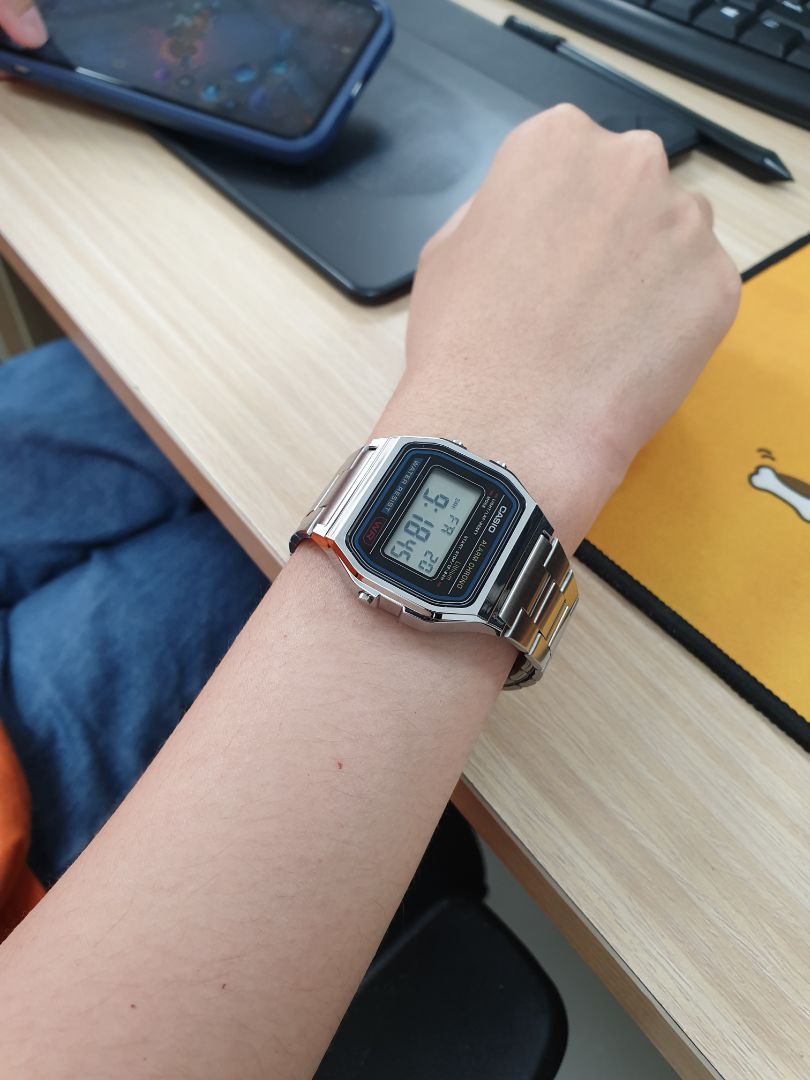 đồng hồ đẹp, sắc nét. không nặng tay.