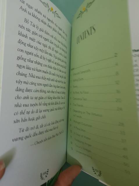 Sách bìa đẹp, giấy màu tốt, tuy nhiên nếu muốn học song ngữ Anh-Việt qua cuốn sách này nhất là những ai mới vỡ lòng hoặc cơ bản thì rất khó học được, nếu tập đọc thì ok chứ từ vựng Tiếng Việt khá phức tạp và xưa cũ (kiểu dùng trong thời đại xưa) còn từ Tiếng Anh thì ko phải là những từ thường sử dụng phổ biến, nói chung tập đọc cho quen mặt chữ và phát âm thì ok. Giao nhanh gói kỹ, shipper nhiệt tình vui vẻ thân thiện, thanks all