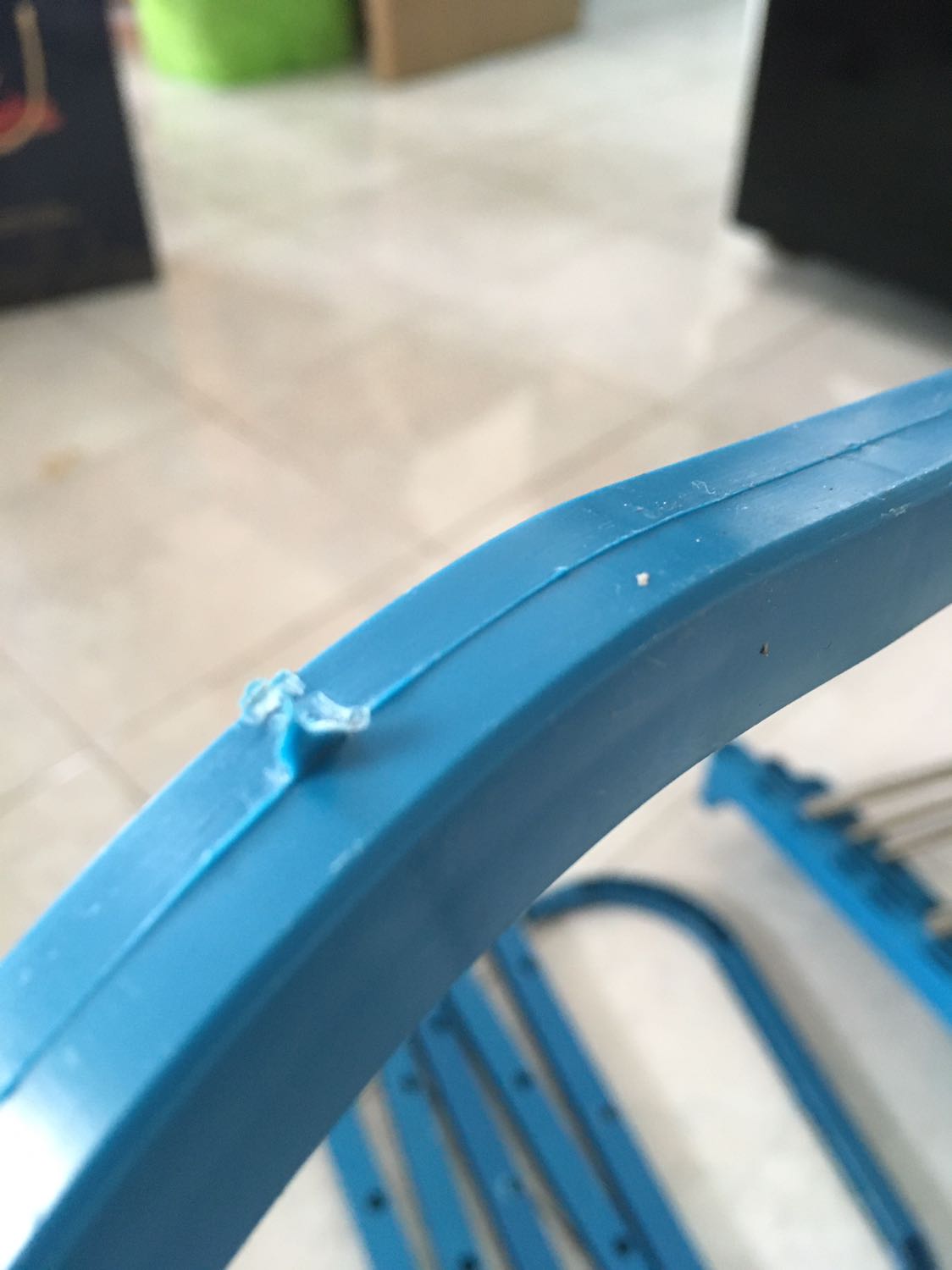 Nhỏ như căn nhà đồ chơi luôn ạ! 

So với hình minh họa để được giày mà vãn có khoảng không bên trên, thì sp mình nhận được vừa bằng chiều cao đôi giày, cao gót càng không có cửa.
Chất liệu nhựa gia công không tốt, hoàn thiện rất kém, độ khít không đủ!
Hình minh họa khác hẳn công năng thật sự của sản phẩm.