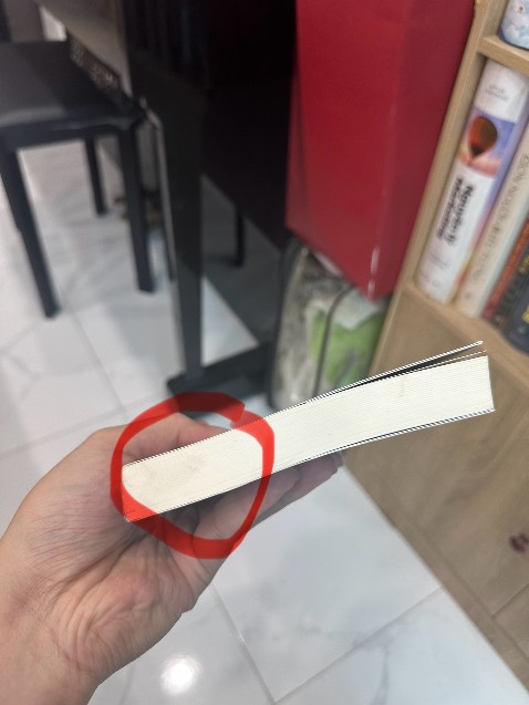 Hai trong ba quyển giao cho mình bị cũ và bẩn quá trời bẩn :( như sách cũ lun.
Cụ thể là 2 quyển : *** tía và bẩn cũng tốt ( bẩn thiệt )