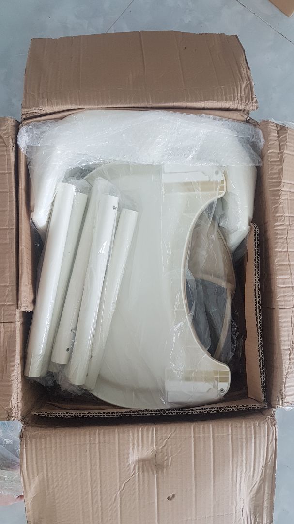 Giao hàng nhanh, đóng gói cẩn thận, dễ lắp ráp. Ghế nhựa chắc chắn, màu nâu nhạt nhìn rất nhã nhặn, phần đệm làm bằng da tổng hợp nên rất dễ lau chùi và giặt, k có mùi. lắp trước thế này cho bé ngồi rất thích.