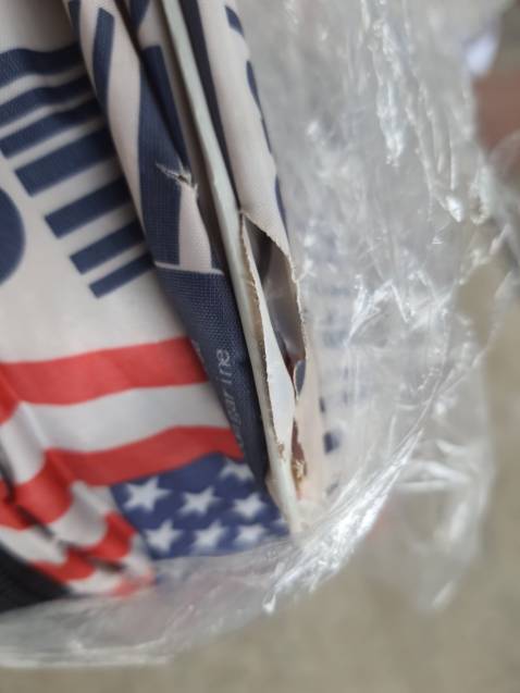 Sao shop lại chuyển cho mình sản phẩm không đúng như mô tả, đóng gói kém, chất lượng quá tệ, mới bóc ra đã xuất hiện mục nát, rách. Đề nghị đổi lại sản phẩm khác.