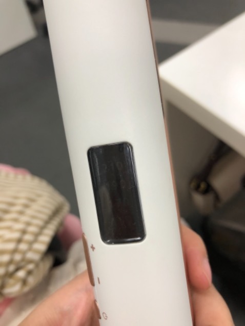 Mẫu mã đẹp, giao hàng nhanh, 
Ưu điểm: máy nóng nhanh, kẹp mượt không bị dít tóc
Nhược điểm: phần nhựa không cách nhiệt nên khá nóng
Hình thức mẫu mã như quảng  áo có điều sp khi nhận đến tay phần mang hình hiển thị bị xước, có 3-4 vết bẩn do máy trắng nên nhìn dễ và cảm thấy máy hơi cũ.