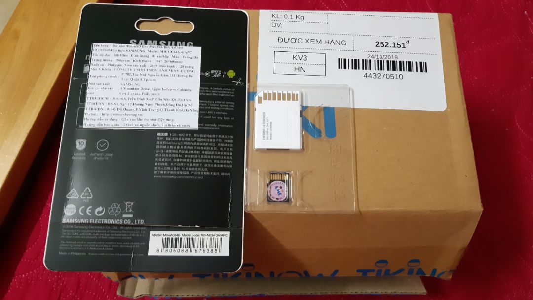 Tiki giao hàng nhanh ghê. Mình mới đặt hàng chiều ngày 24/10 mà sáng 25/10 đã nhận được hàng rồi (cho tiki 5 sao ⭐)
Hàng được đóng gói cẩn thận, không bị móp méo, thẻ mới zin đã được dán tem bảo hành, đủ dung lượng. Mình chưa kiểm tra tốc độ đọc, ghi nhưng copy dữ liệu thấy nhanh.
Để dùng 1 thời gian và cảm nhận tiếp, còn hiện tại thấy khá hài lòng về sản phẩm và dịch vụ của tiki ?