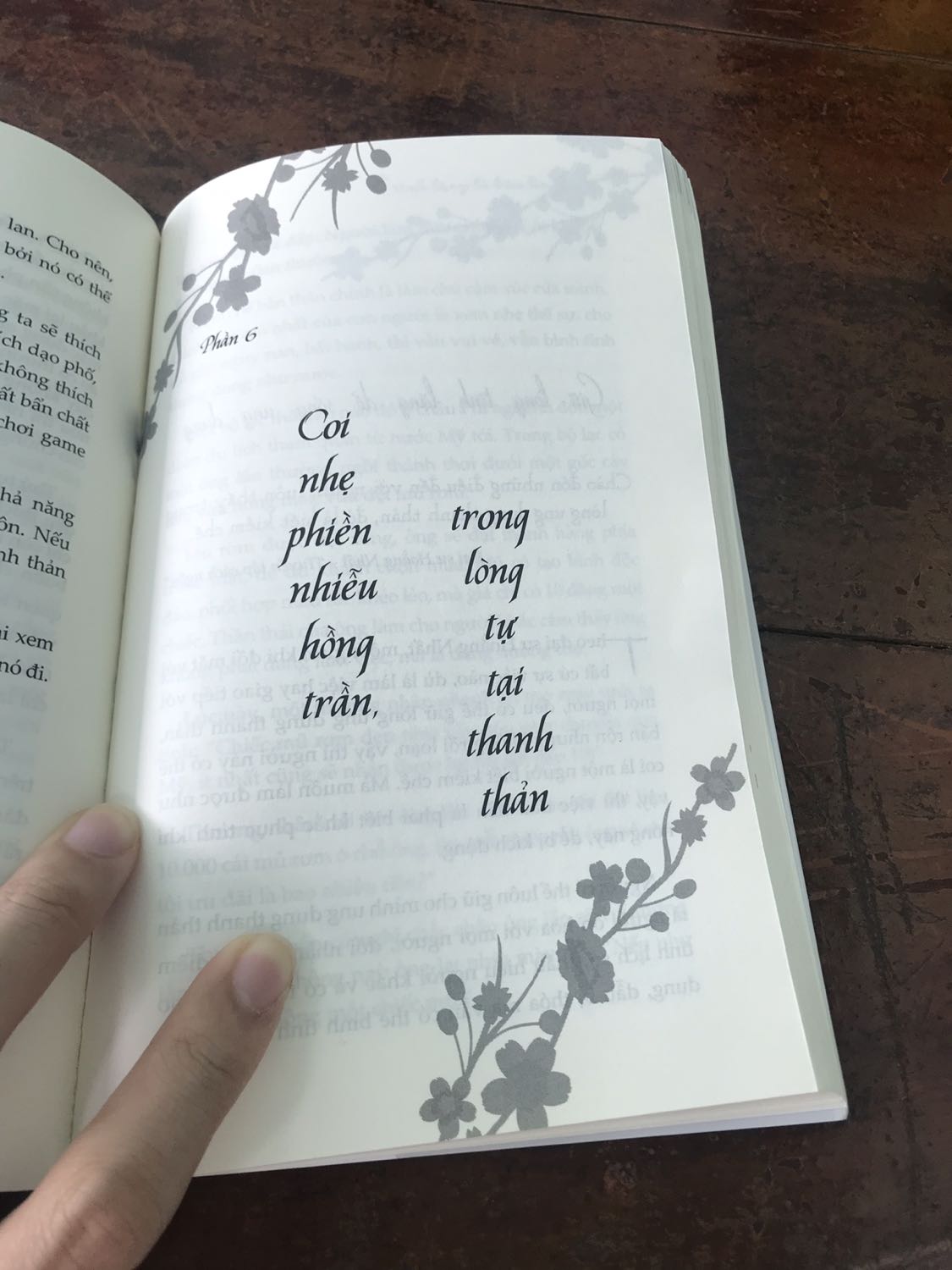 🍎Cuốn sách thay đổi cuộc đời.

☘️Ngôn từ sách cực kì dễ đọc, dễ thấm, gần gủi không có màu mè học thuật, rất cảm ơn người dịch về kiến thức và cái tâm để lại trong cuốn sách.

Đây là cuốn sách mà 1 năm mình phải lấy ra đọc lại 1 lần, có thể cả đời đọc nó vẫn thấy hay.

Lúc đầu thấy tên sách mình chỉ nghỉ là nó nói về cách là sao để loại bỏ nóng giận, nhưng thật ra còn nhiều hơn thế, nó thiên về hướng phát triển bản thân và phật giáo.

Sách nói về:
Kỷ luật bản thân
Buôn bỏ những thứ k cần thiết.
Sống tối giản.
Cách suy nghĩ tích cực.
Không sát sanh
Phải biết quý trọng thời gian.
Và còn rất rất nhiều thứ khác.... Ai đã lớn, đã biết suy nghĩ thì phải nên đọc cuốn sách này 1 lần trong đời, ít nhất là 1 lần, nhiều nhất là "n" lần.😆