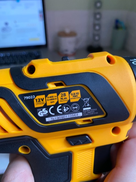 máy ko còn nguyên seal, đã bị. mở seal và thay pin 79023 thành pin 79029 dẫn đến việc adapter đi kèm ko sạc được, giá tốt hơn thị trường hơn 50k nhưng mình thấy ko đáng, mua ở chỗ khác nguyên seal và ko phải thay adapter, mong tiki rút kinh nghiệm