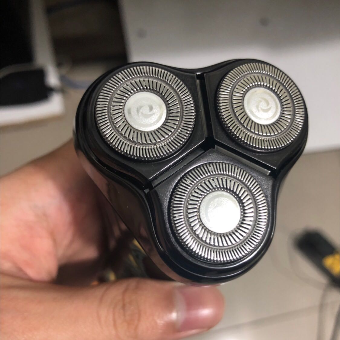 Bề ngoài nhìn màu đen khá đẹp, trông cũng hơi giống cái tông đơ cắt tóc
3 lưỡi cắt xoay êm k ồn, nó có độ nhún nữa nên ấn vào da cạo râu xát da luôn mà k sợ rách da, có điều cũng có lúc bị rát sau khi cạo, nhưng rát 1 lúc thôi chắc vì cạo trúng mụn. Giá thì tạm ổn. Dùng 1 thgian rồi mới review cho ok. Cái này mang đi du lịch cũng tiện, pin thì trâu, giờ vẫn 90% kể từ lúc mua, 1-2 ngày cạo 1 lần, k cần xà phòng hay nước gì, cạo xong bật ra thổi cho bay râu vụn là xong