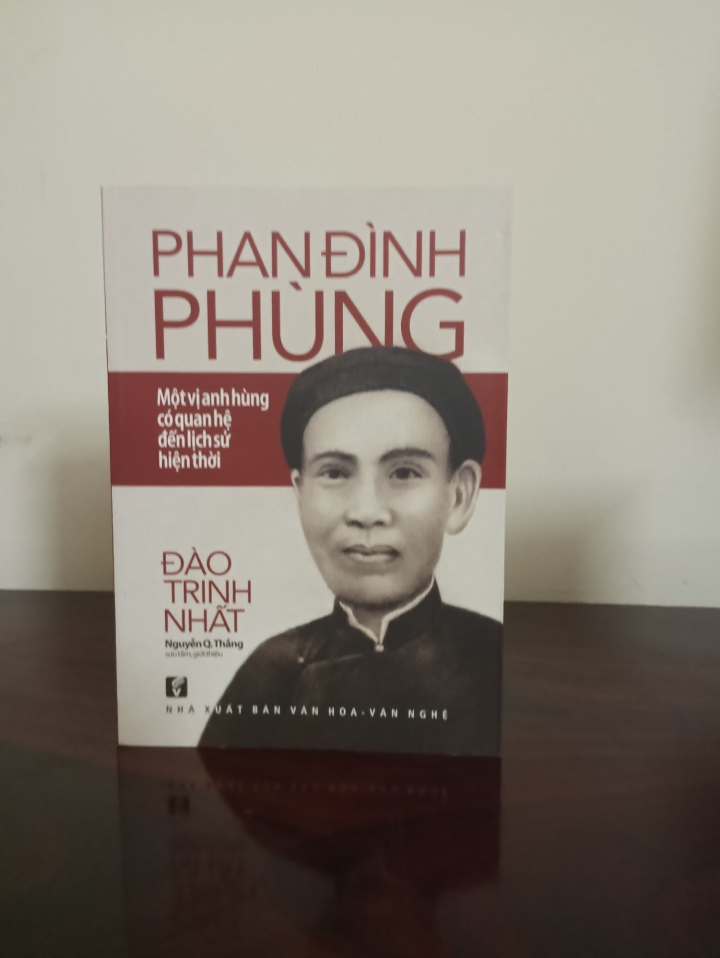 Vào năm cấp 2, khi học lịch sử thì mình thích nhất phong trào Cần Vương, và trong đó mình đặc biệt quan tâm đến khởi nghĩa Hương Khê do Phan Đình Phùng lãnh đạo. Nay may mắn được thấy cuốn sách này trên tiki nên mình mua liền cho nóng.