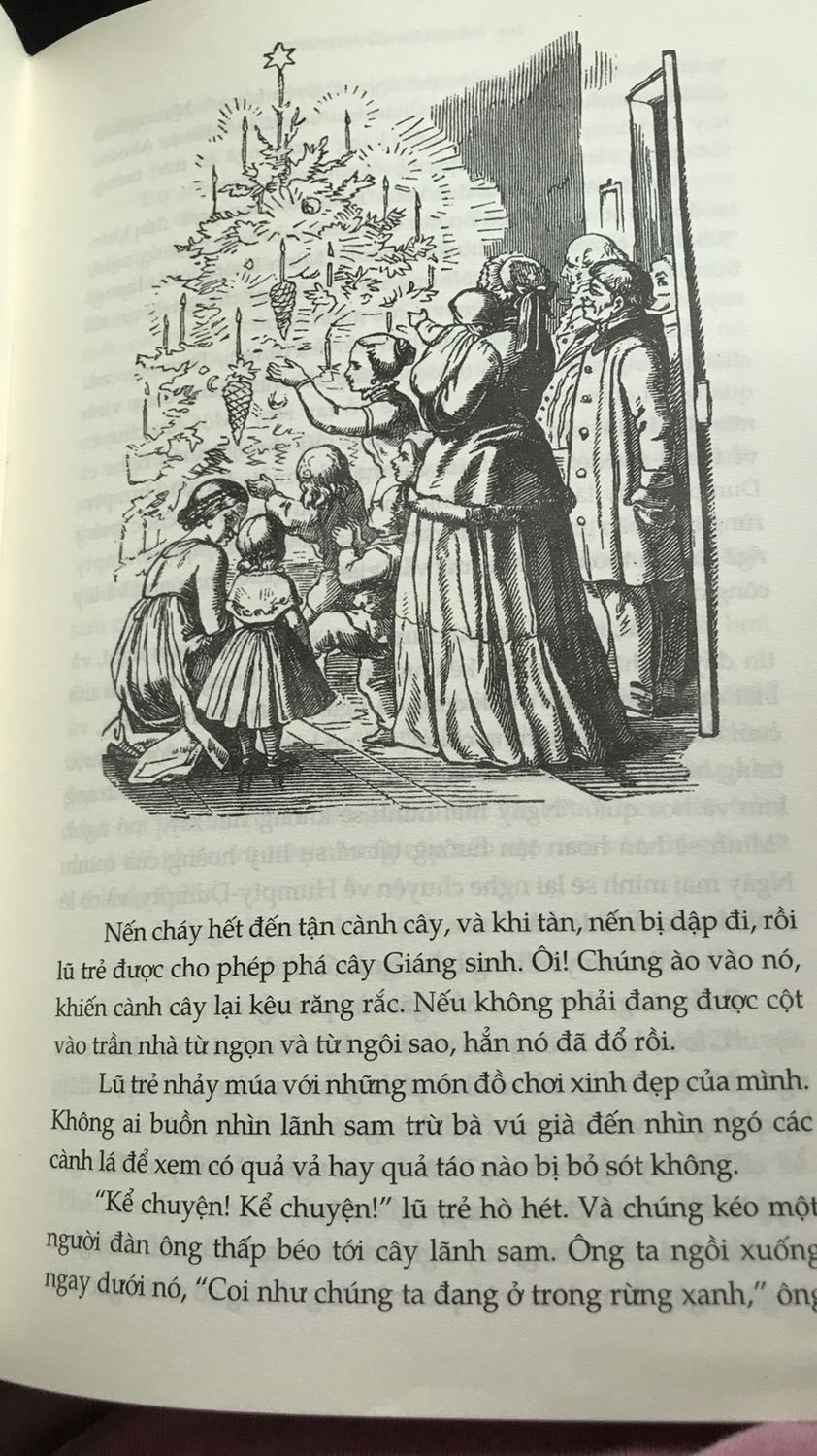 Bìa sách đẹp, nội dung hay, dịch đáng yêu và có cả tranh minh họa, rất đáng mua. Tuy nhiên mình sẽ nhắc đi nhắc lại đến khi nào Tiki chịu sửa thì thôi rằng là giao hàng nhớ thêm bọc bong bóng. Lần này mình đặt trọn bộ 2 cuốn rất to và nặng, ấy vậy mà không có nổi một miếng bọc bong bóng. Sách giao đến tay mình thì hộp rách, bám bụi, tróc cả bìa một vết rất to (cuốn kia cũng tróc nhưng mình k review ở đây) làm mình buồn vl. Rút kinh nghiệm Tiki nhé!