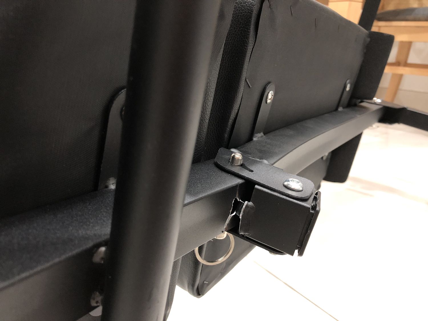 Lưng ghế bị gãy sau chưa đầy 1 tháng sử dụng. Mình nặng 61kg, ngày tập sit-up 100 cái, xài đồ cũng cẩn thận vì đó dù sao cũng là tài sản của mình. Vậy mà ghế vẫn bị gãy sau gần 1 tháng xài. Gọi điện bảo hành thì tiki nói món hàng này ko đc bảo hành. Hoá ra anh bán hàng cho tui, mà a cũng ko dám đảm bảo chất lượng món hàng của mình. Đành ngậm ngùi, coi như chót dại phí 500k. Nhưng uy tín của cửa hàng này cũng chỉ đáng giá chừng ấy tiền.