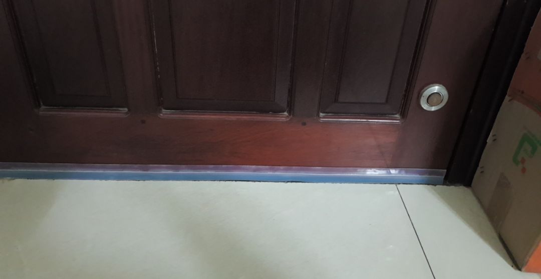 keo dính rất tốt. dán tốt trên bề mặt gỗ và kim loại. cảm quan nhựa khá dày. chống thoát nhiệt tốt. tuy nhiên nhà sản xuất nên chừa 1 đoạn giấy dính bề mặt dư ra 1 chút ở cả 2 đầu để dễ dàng gở bỏ lớp dính bề mặt.