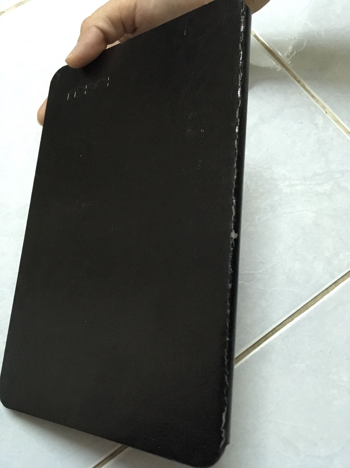 Bao da mới mua, đã bị tróc da. Mình có thể đổi trả hàng lại ko?