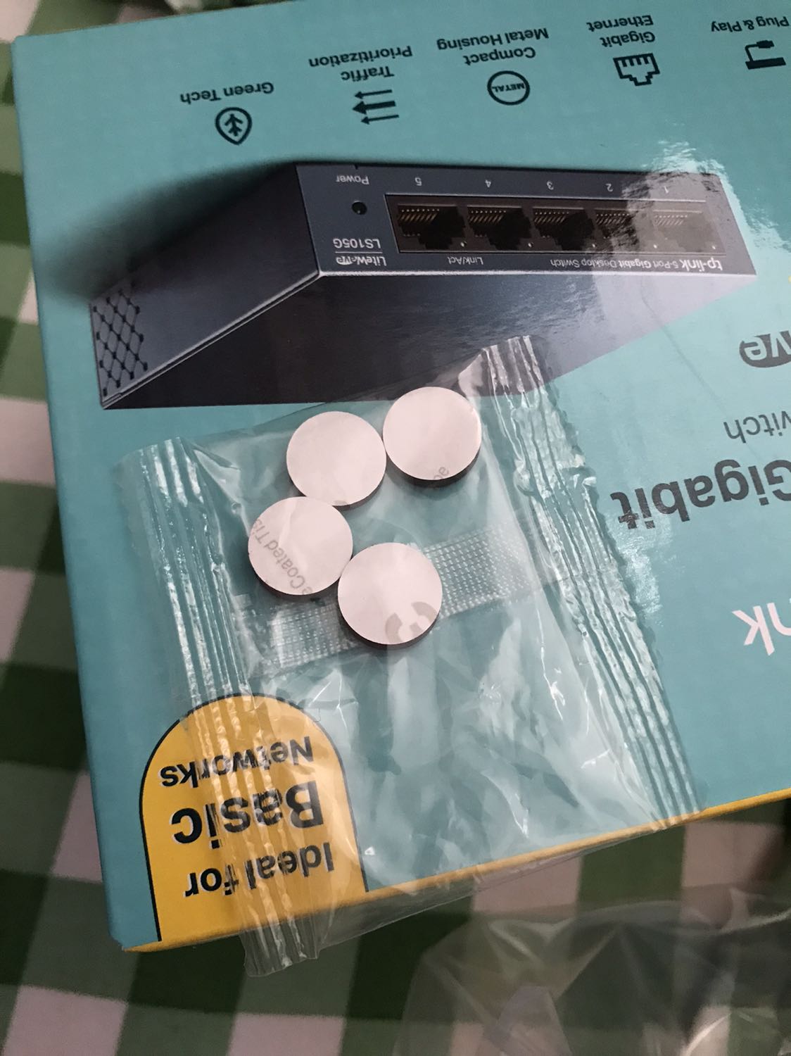 Xịn xò, ko cần set up, mặt kim loại cứng cáp, cắm vào là chạy luôn, có đèn báo kết nối và mạng ko bị giảm tốc độ.