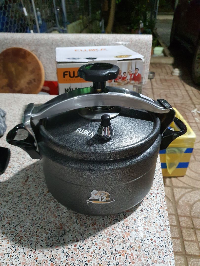 nắp móp 1mm, quai bể 1 miếng nhỏ khoảng 3mm. tình trạng khoảng 97%. tuy đóng gói rất kỹ nhưng không hiểu sao lại bị như vậy. nhưng nói chung hàng đúng tầm giá