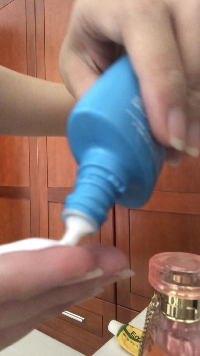 Kem chống nắng nhỏ xinh, apply lên mặt mịn, khô thoáng, kiềm dầu tốt, kháng nước tốt. Mình mua đợt 1/4 được tặng thêm 1 tuýp nữa, hời ghê. Biết vậy mua vài tuýp để dành xài. Hạn sử dụng 3 năm lận. Date mới tháng 3/2022. Bạn nào da dầu hoặc hỗn hợp thiên dầu thì nên mua ngay. Vừa rẻ vừa tốt. Rất hài lòng