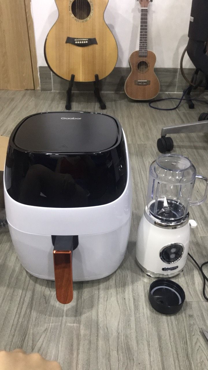 Máy đẹp, để vào bếp rất sang. Ly xay có kèm ống hút rất tiện. Highly recommend mọi người nha