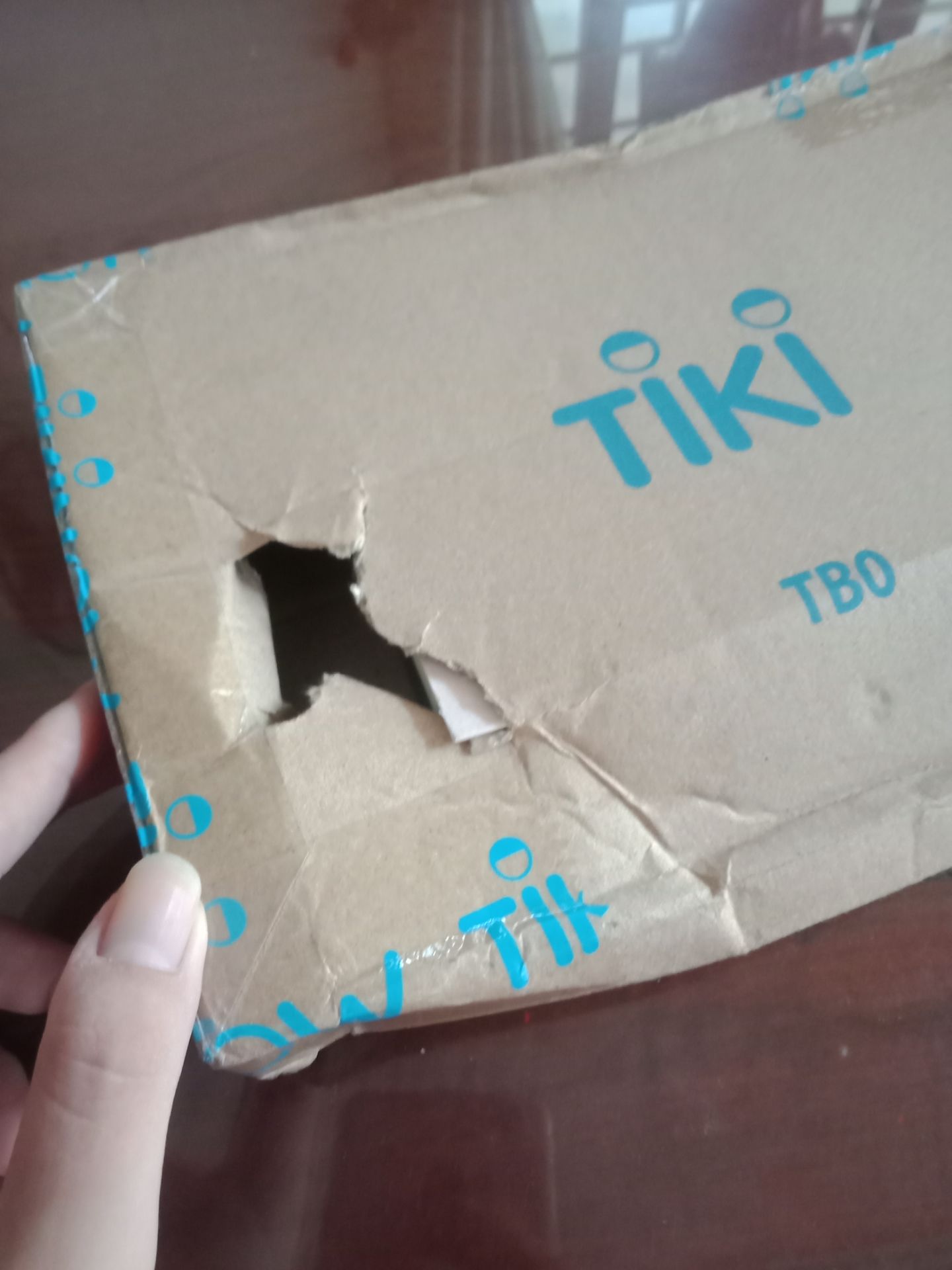 sách thì rất tuyệt vời nhưng khâu giao hơi khủng hoảng. Bên trong sách không có bọc, bên ngoài hộp thì lủng một lỗ rất to, và shipper giao hàng ngay trời mưa nữa ạ. Sách bị cấn mất vài trang nữa.