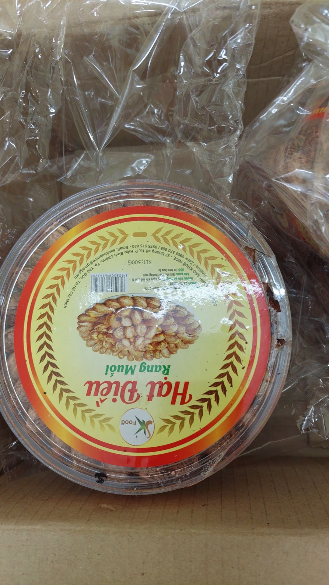 Shop bán hàng mà khách hỏi chẳng buồn trả lời, mình đã nhắn shop kiểm tra hàng và bọc hàng cẩn thận giúp mình mà chẳng bọc chống sốc gì cả, hộp hạt điều bị bể,hạt ỉu, ko tróc vỏ.