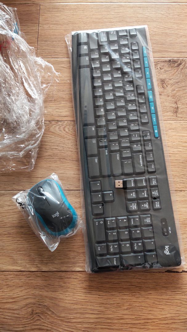 Giao hàng nhanh, đóng gói đơn giản, hộp hơi móp, nhưng chưa bóc và không ảnh hưởng tới sản phẩm. Bàn phím và chuột dùng ổn, phù hợp với giá tiền Giao hàng nhanh, đóng gói đơn giản, hộp hơi móp, nhưng chưa bóc và không ảnh hưởng tới sản phẩm. Bàn phím và chuột dùng ổn, phù hợp với giá tiền