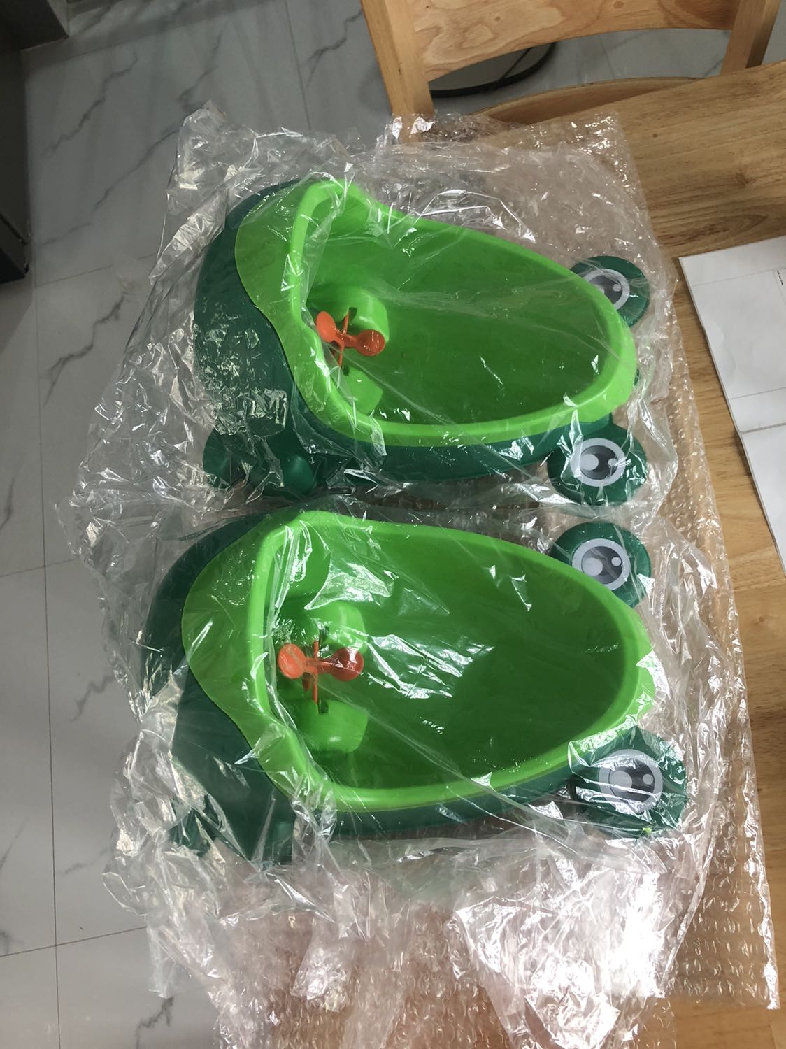 Mình đặt 3 món mà giao mình 2 bô vệ sinh và bộ đồ chơi,đề nghị shop đổi lại bệ vệ sinh dùm mình