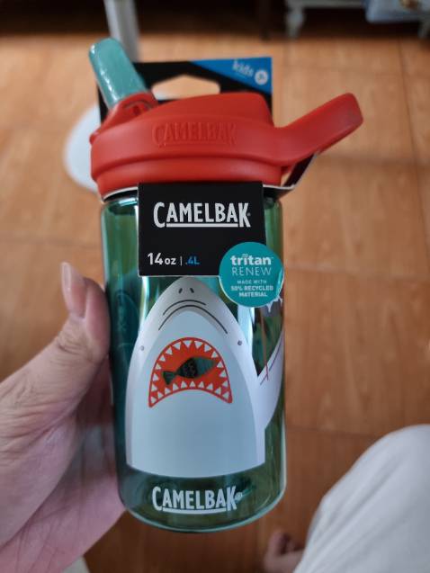 Với giá tiền này thì sản phẩm xứng đáng và rất chất lượng. Bình nhựa cầm dày vừa vặn chắc tay nhưng không nặng. Phù hợp cho trẻ nhỏ. Kiểu hút bằng cách cắn ống hút để uống khá tiện khi đạp xe. Phù hợp với bé trên 3 tuổi. Mình mua hơi sớm. Bình dễ vệ sinh và làm sạch. 
Sản phẩm không có mùi hôi nhựa. Hoàn toàn yên tâm. Mình rất thích và hy vọng có thể tập cho bé uống tốt loại này