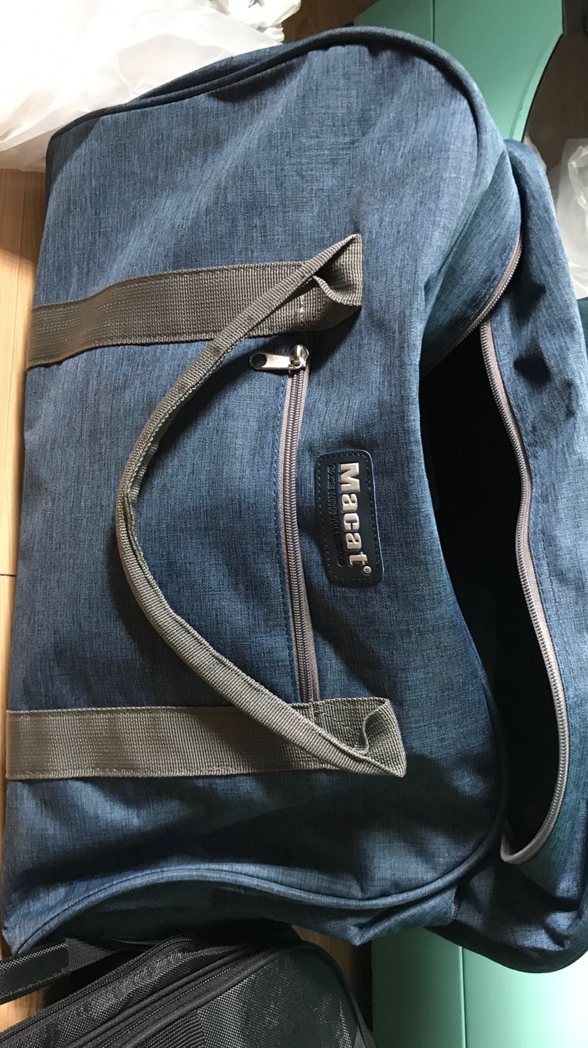 Mình đi công tác 4 ngày để đồ vừa đủ luôn. Với giá tiền này thì mình thấy xứng đáng. Túi nhẹ nên lên máy bay cũng dễ dàng hơn. Mình hay đi máy bay giá rẻ nên chỉ có 7kg hành lý. Hoàn toàn phù hợp.