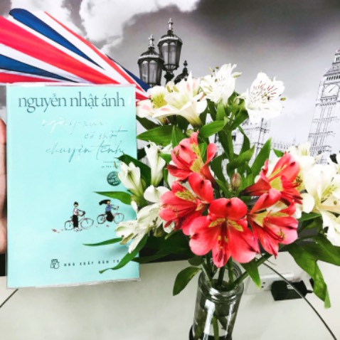 Câu chuyện tình drama giữa ba người trẻ tại một vùng quê yên bình. Vinh crush Miền từ những năm cấp 2, quan tâm Miền khi những người bạn khác xa lánh. Nhưng Miền lại đến với Phúc-bạn thân của Vinh. Vinh lùi bước về sau để mong Miền hạnh phúc nhưng Phúc lại đột ngột biến mất 8 năm liền, không để lại bất cứ thông tin gì. Cho đến khi Vinh và Miền xây dựng một mái nhà nhỏ bên nhau thì Phúc lại quay lại...
Chả hiểu sao câu chuyện tình tay ba lắt léo như thế, quá giọng văn của bác Ánh lại bình yên đến lạ. Làng quê của bác lúc nào cũng hiện lên rất êm đềm, dù vẫn có những vấn đề nổi cộm nhưng lắng đọng lại là tình người ấm áp. 
Vinh được xây dựng là một người quá hoàn hảo, dành hết tâm trí của bản thân cho một người con gái dù có nhận lại được gì. Liệu người như Vinh có tồn tại trên thực tế hay không?
Cách bác Ánh xây dựng nhân vật Miền, mình lại cảm thấy ghét hơn là thương. Đoạn đấu tranh nội tâm ở cuối truyện của Miền mình thấy chưa đủ và hơi gượng ép nhiều hơn. Thứ nhất là tạ nhiên Miền nhận ra mình yêu Vinh trong khi trước đó chẳng có biểu hiện gì. Thời gian 3 năm hai người làm vợ chồng, chắc là nghĩa nhiều hơn tình. Bên cạnh đó, Miền quay ra trách Phúc vì đã quyến rũ cô chứ cũng không phải nhận lỗi về bản thân mình vì đã phản bội Vinh. Kiểu đến cuối cùng, Miền vẫn là người chỉ suy nghĩ cho bản thân mình. 
Nhân vật Phúc thì ít ra mình cũng cảm thấy có sự thay đổi về suy nghĩ rõ rệt hơn. 
Có một điều mà không biết tác giả cố ý hay vô tình không nhắc tới, đó là tình cảm Su dành cho Vinh. Xuyên suốt câu chuyện là việc Vinh âm thầm chăm lo cho Miền và vì Miền mà vô cũng yêu thương Su. Mình chắc chắn rằng trong suốt những thời gian có một người ba yêu thương mình như thế, Su cũng rất yêu thương ba Vinh. Nhưng bác Ánh lại chỉ đề cập đến việc Su thân thiết và vui vẻ với người mới gặp có mấy lần là Phúc. 
Theo quan điểm của cá nhân mình, công dưỡng dục mới là điều quan trọng hơn cả. Su thông minh, hiểu chuyện không phải chỉ từ gen của bố nó mà vì cậu bé đã rất may mắn có một gia đình tử tế. 
Dù có nhiều drama và khiến mình nóng máu nhưng tác phẩm của bác Ánh lúc nào cũng khiến mình bình yên.