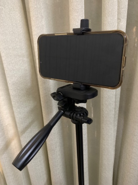 Thứ 1 là hàng xuất xứ TQ lại quảng cáo xuất xứ VN. Thứ 2 là quá cồng kềnh và quá nặng nên sẽ hơi bất tiện khi mang đi du lịch hoặc chụp ảnh bên ngoài. Có thể chắc chắn cho bạn nào chỉ sử dụng tại chổ.