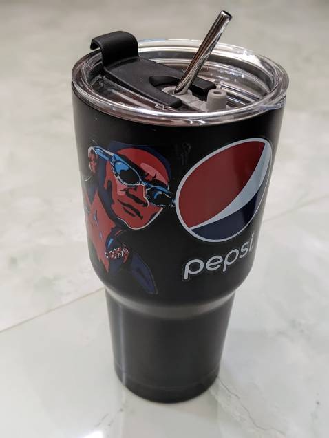 ☆ Về sản phẩm: 
Nước ngọt Pepsi truyền thống thì đã quá quen nhưng loại mới không calo thì xịn hơn nhiều. Uống không chỉ mang lại cảm giác sảng khoái, giải nhiệt tức thì mà còn tốt cho sức khỏe. 
Về kiểu dáng thì *** đen sang trọng, đẳng cấp, mình lại khoái màu đen, hương vị thì "gắt" đúng chất pepsi, phê đúng chuẩn :v 
☆ Về chất lượng đóng gói + giao hàng: 
Thùng hàng được bọc kỹ, có lớp xốp bên ngoài. Nhìn chung khi mình nhận được thì không bị hư hại gì, vẫn còn nguyên vẹn. 
Do có gói tikinow nên mình được freeship. Đúng ra là khi mình mua hơi phân vân vì cũng cận ngày tết sợ Tiki giao không kịp thì... mất tết. Nhưng mà, Tiki vẫn giao đúng hạn, 1 điểm cộng sáng giá cho những ngày cận tết bận rộn này. Mình ở tỉnh lẻ nên giao hàng chỉ 2 ngày từ khi đặt hàng quả là rất nhanh.