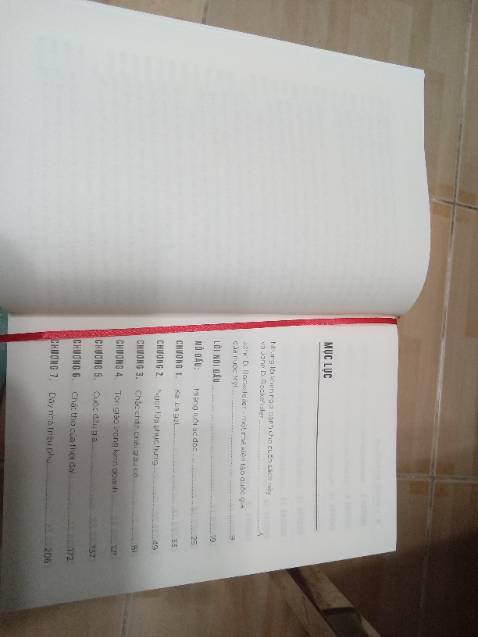 Đóng gói rất tốt, giấy sử dụng để in sách là giấy tốt. Mình có sử dụng bút highlight nhưng k để lại dấu vết.