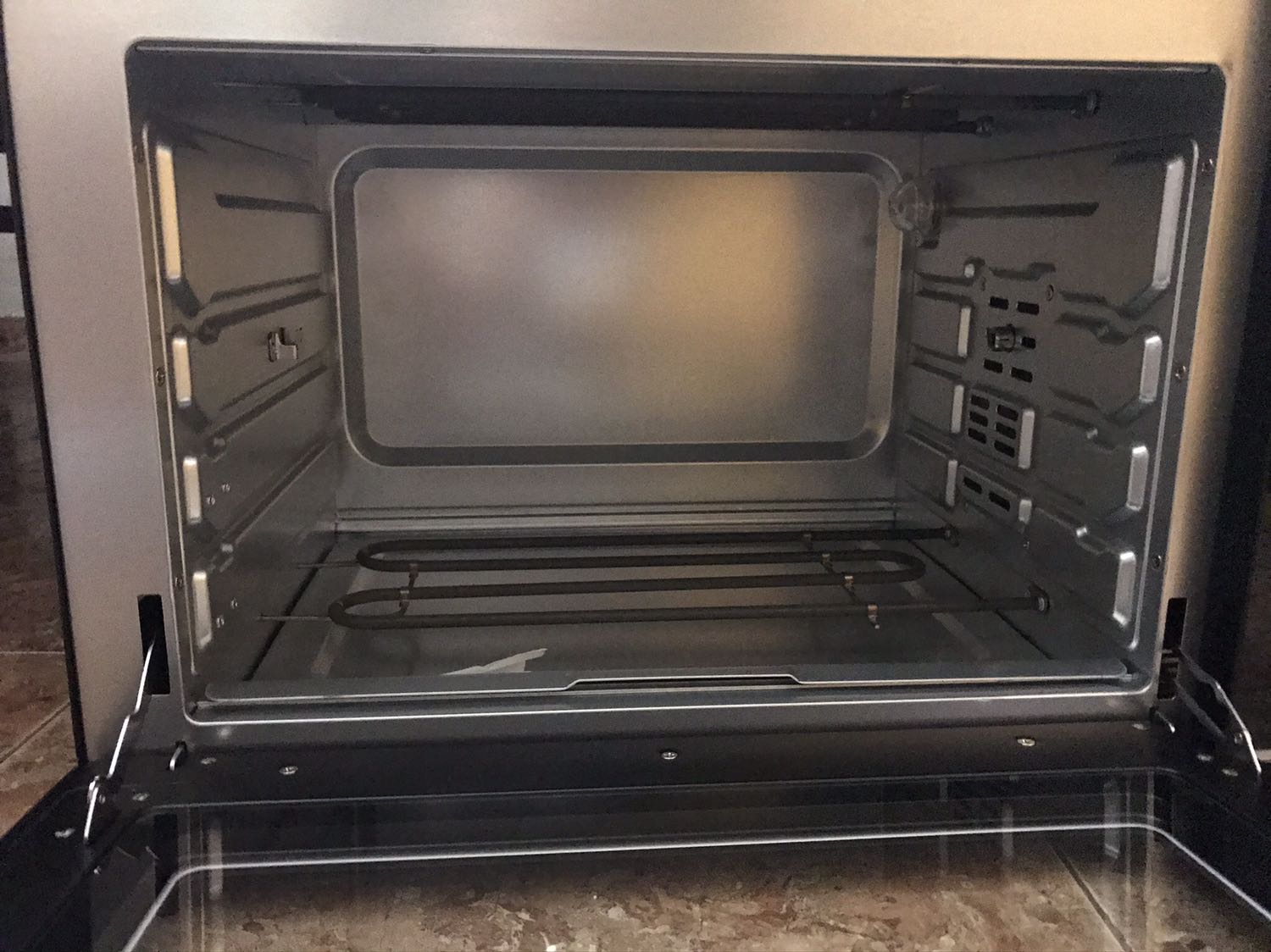 Nhân viên giao hàng rất nhiệt tình. Lò giao đến k bị móp méo, đầy đủ pk. Mình đã đọc rất nhiều review nói lò bị chênh nhiệt nhiều. Tuy nhiên mình thấy chỉ chênh khoảng 10-15 độ. Rất hài lòng với sp này