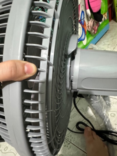 Sản phẩm đóng gói quá lỏng lẻo. Quá trình vận chuyển đã làm quạt bị hư . Chỗ cổ quạt không còn an toàn khi sử dụng