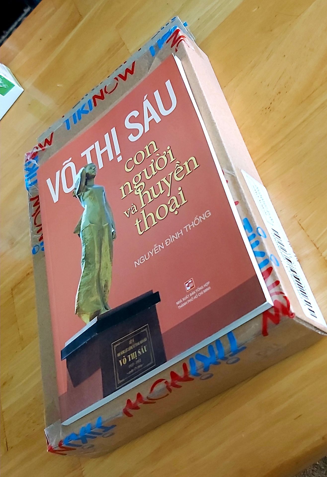 * Chị Võ Thị Sáu – người thiếu nữ anh hùng của quê hương Đất Đỏ ( tỉnh Bà Rịa - Vũng Tàu ) đã đi vào huyền thoại , trở thành dấu son truyền thống trong cuộc đấu tranh giành độc lập của dân tộc ta . Hơn nửa thế kỷ qua kể từ ngày chị hy sinh , tên chị luôn được những người đồng đội , người anh , người chị cũng như các thế hệ Việt Nam nhắc đến với tình cảm yêu thương , trận trọng và trở thành tên trường , tên đường , tên đoàn , tên đội , tên quỹ học bổng ... ở khắp mọi miền đất nước . Tình yêu Tổ quốc , sự hy sinh anh dũng và lý tưởng sống cao đẹp của chị đã trở thành tấm gương sáng cho các thế hệ Việt Nam phấn đấu , học tập cả trong đấu tranh cũng như trong hòa bình xây dựng đất nước . ”