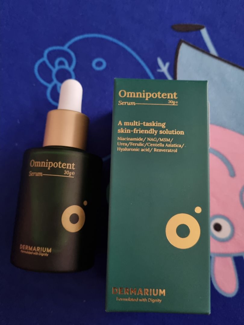 Chất lỏng như nước. Nghe bảo đổi công thức nên dính với thấm chậm hơn nhưng mình thấy vẫn ráo mặt khá nhanh. Nếu serum chưa khô mà đã layer tiếp lớp khác thì chắc sẽ dính đó. Đợt này hãng D tặng mũ xinh nhưng màu sáng quá nên hơi khó xài chứ form dáng và chất vải ok lắm.