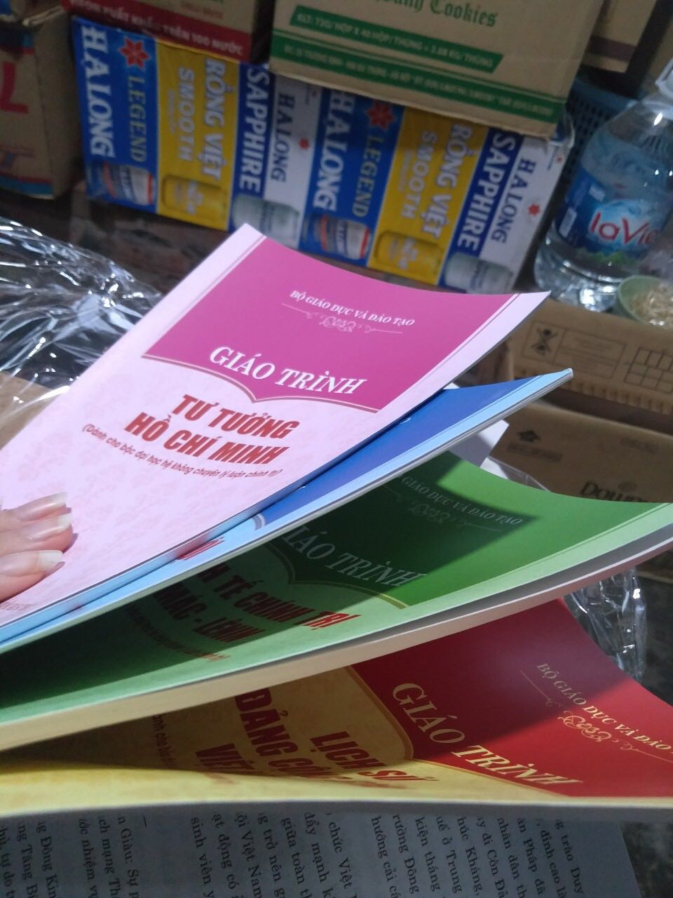 Giao hàng nhanh, đóng gói chắc chắn, đúng và đủ sách tuy nhiên sách có 1 vài vết bong tróc