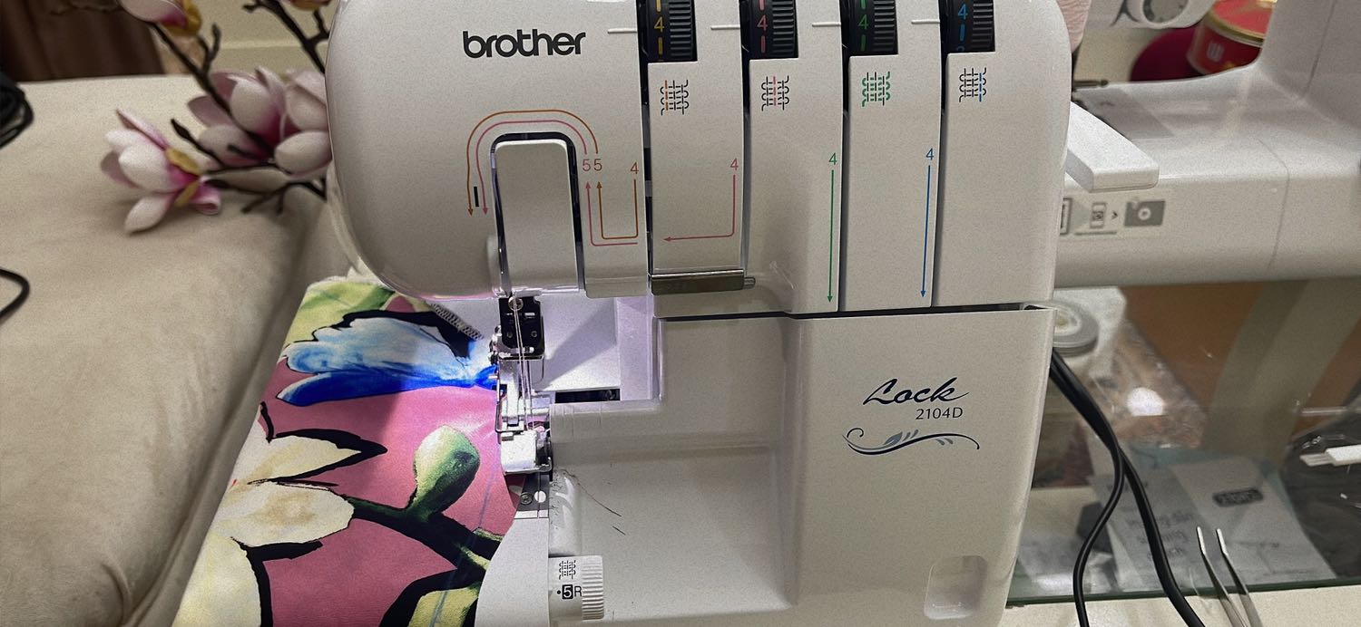 Máy động cơ mạnh, chạy mượt, đường chỉ đẹp, nhỏ gọn, không tốn nhiều diện tích, dễ sử dụng, tích hợp nhiều tính năng
Hàng chính hằng 
Khuyết điểm là bạn nào dùng chỉ tơ cần chuẩn bị trước dụng cụ xỏ chỉ, không thôi dành cả thanh xuân cho xỏ chỉ