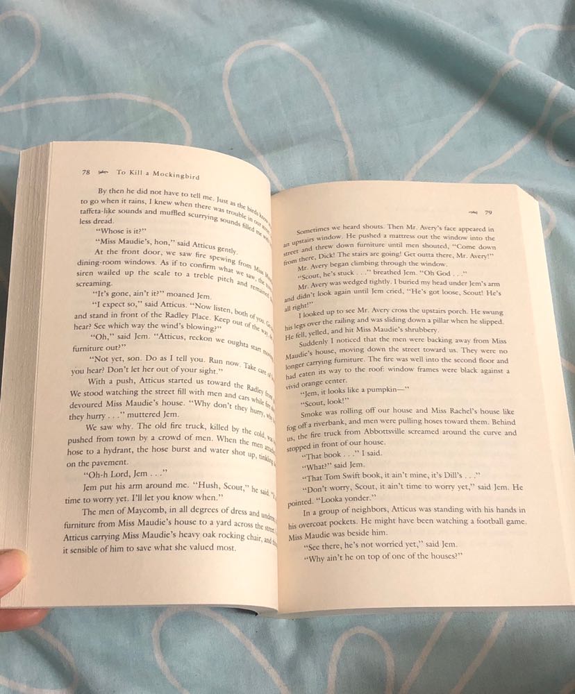 Giao hàng rất nhanh, bọc cẩn thận, giấy đen đọc ko bị loá mắt tuy nhiên sách khổ trung bình nên chữ hơi nhỏ; sách cầm nhẹ tay, giấy hơi mỏng xốp và dễ bị hút ẩm